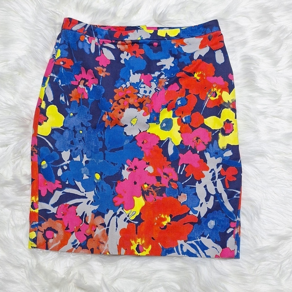 Loft 2P flower pencil skirt with mock slit in back.